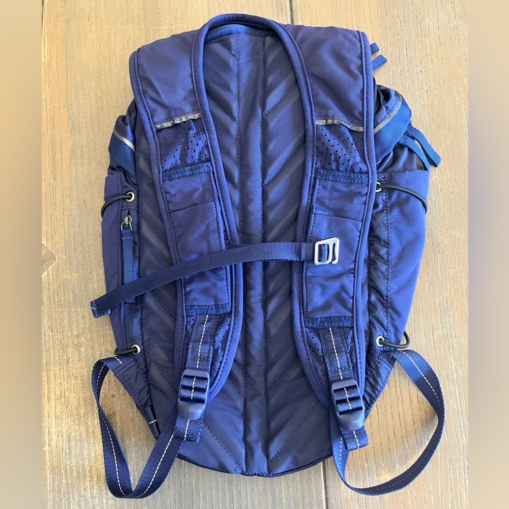 Lululemon Run All Day Backpack II 13L in Gatsby Blue - Picture 6 of 10
